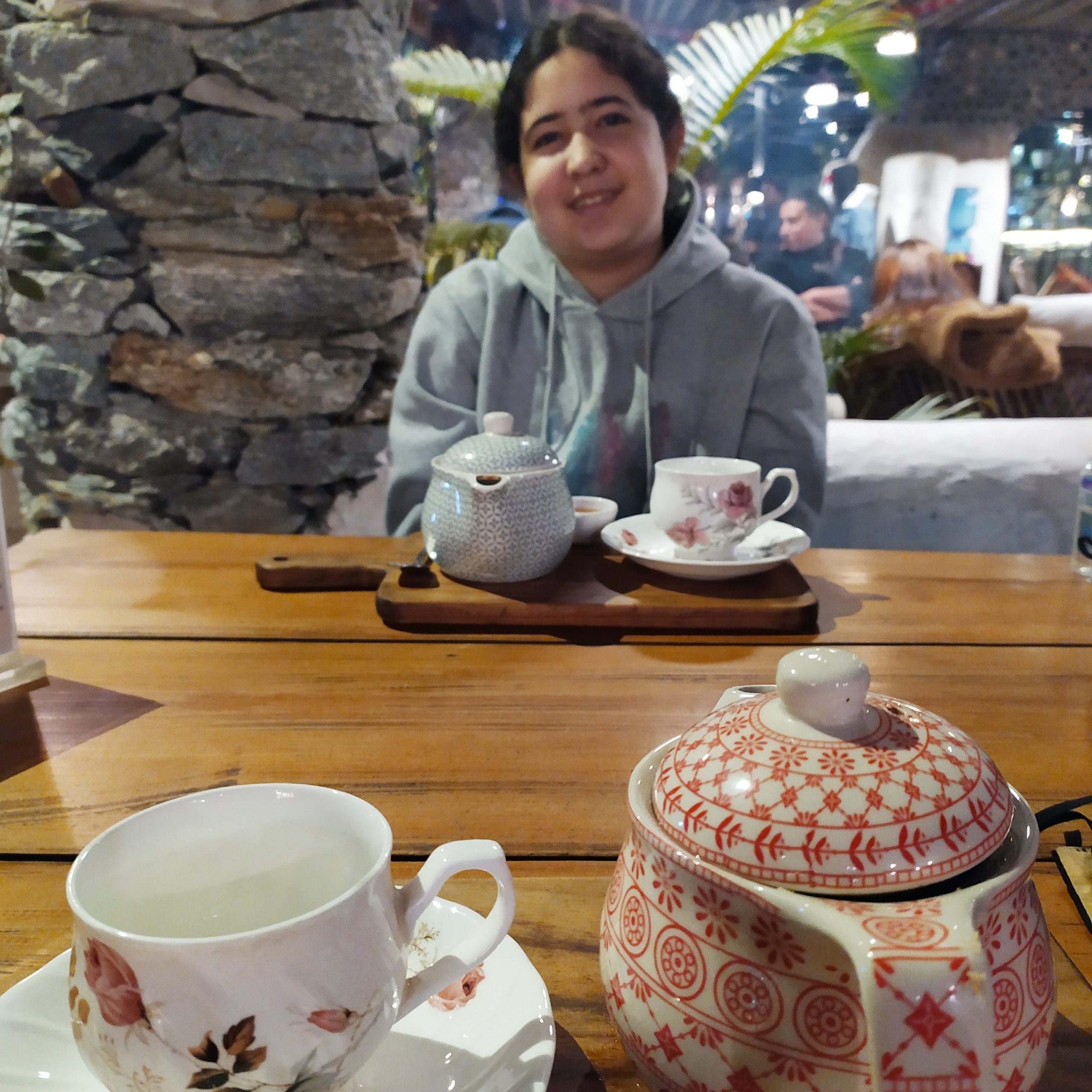 גלי ואני יושבות על כוס תה